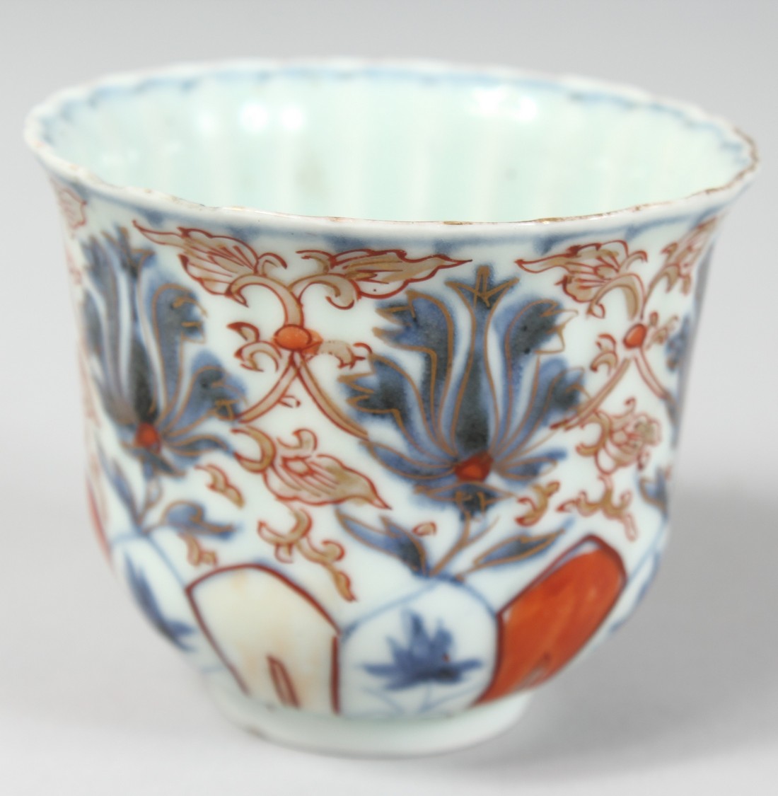 AN 18TH CENTURY JAPANESE IMARI PORCELAIN CUP, the interior of ribbed form, with floral motifs - Image 3 of 6