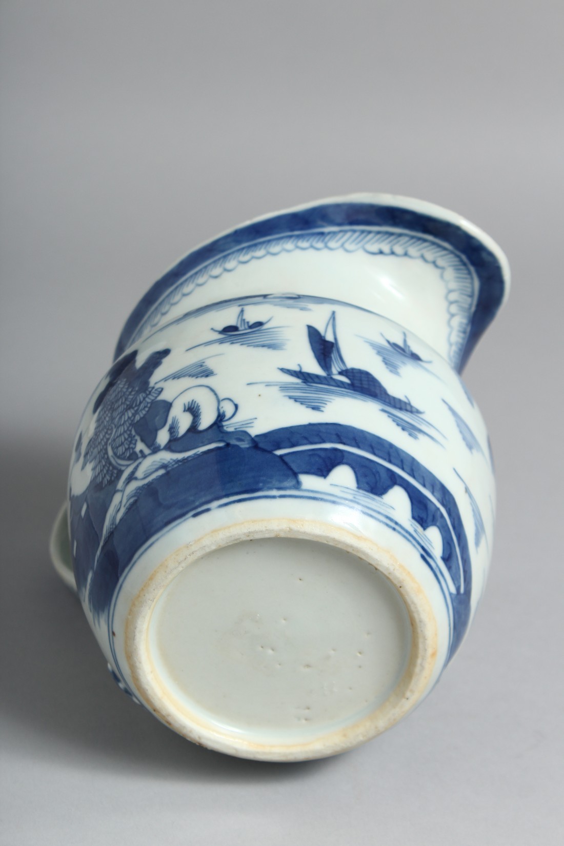 A CHINESE BLUE AND WHITE PORCELAIN JUG decorated with a landscape scene with boats and buildings. - Image 5 of 5