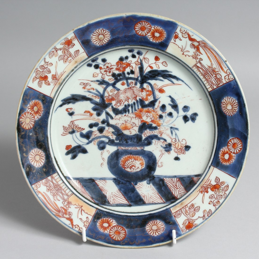 A JAPANESE IMARI PORCELAIN DISH, decorated with central jardiniere of flowers. 24cm diameter