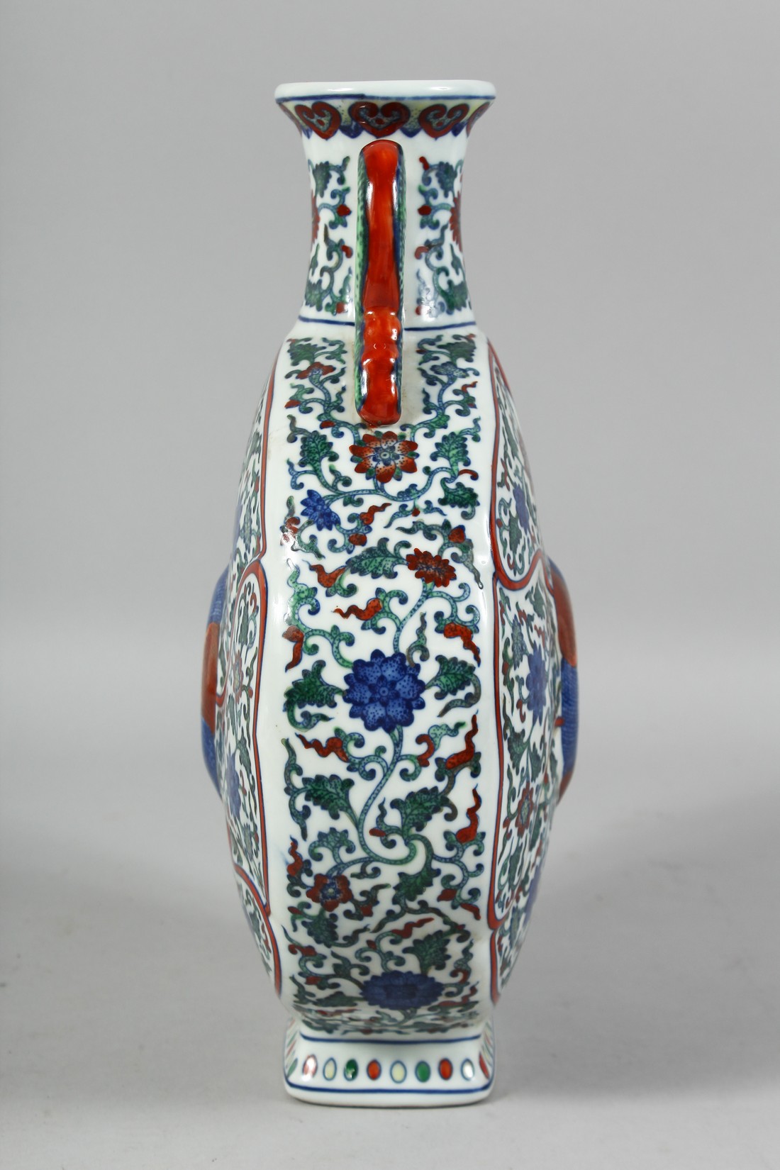 A LARGE CHINESE DOUCAI TWIN-HANDLED PORCELAIN MOON FLASK decorated all over with flowerhead and vine - Image 4 of 7