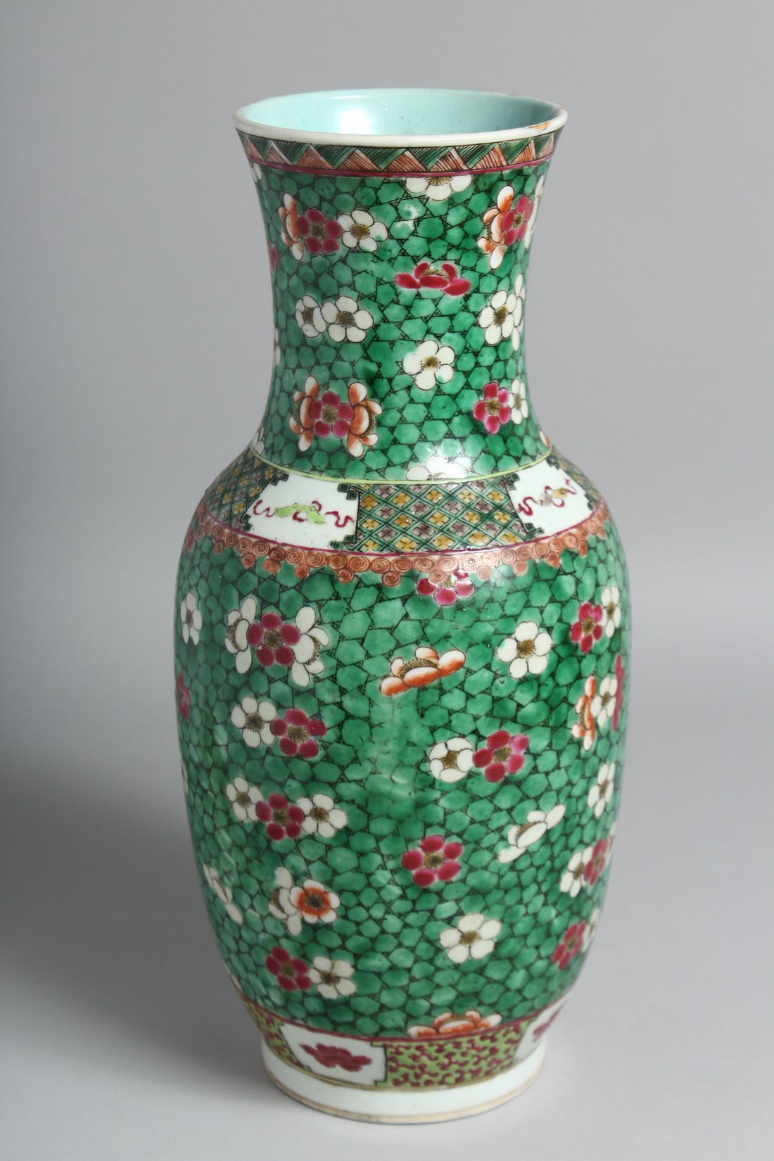 A CHINESE FAMILLE VERTE PORCELAIN VASE painted with numerous flower-heads upon a stylised pattern - Image 3 of 6