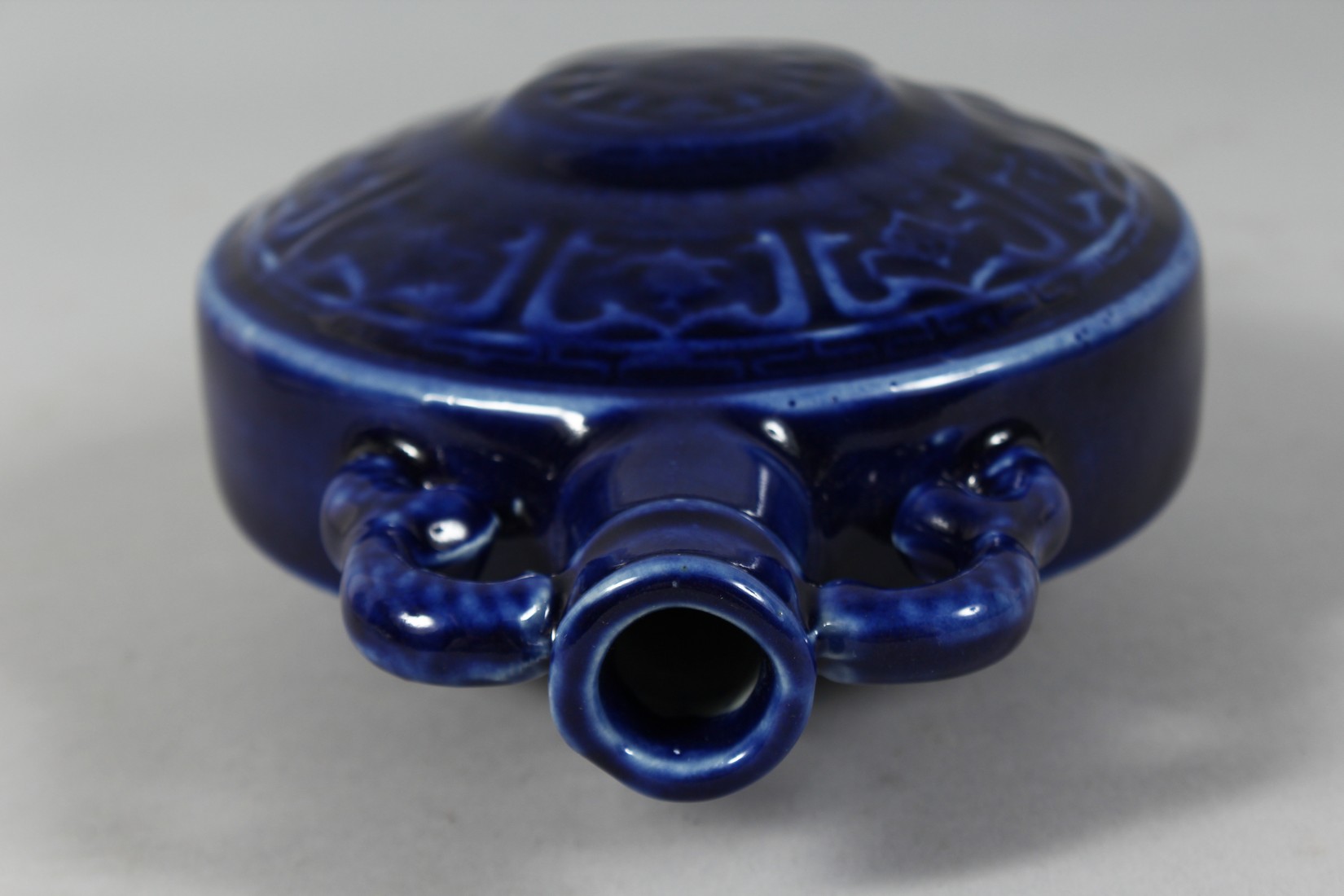 A CHINESE SACRIFICIAL BLUE GLAZE TWIN-HANDLED PORCELAIN MOON FLASK. 20.5cm high - Image 5 of 6