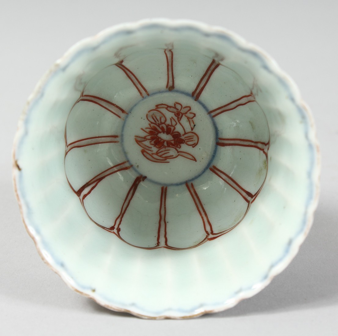 AN 18TH CENTURY JAPANESE IMARI PORCELAIN CUP, the interior of ribbed form, with floral motifs - Image 5 of 6