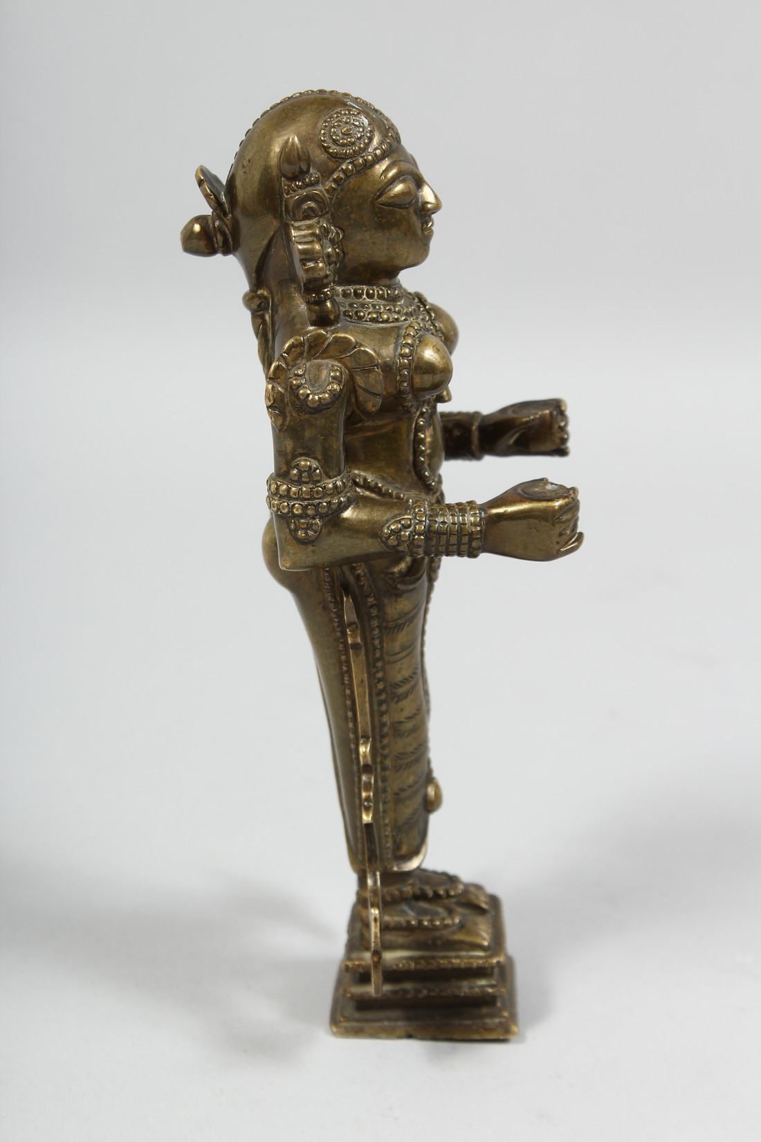 AN INDIAN BRONZE STANDING FEMALE FIGURE, 18.5cm. - Image 2 of 6