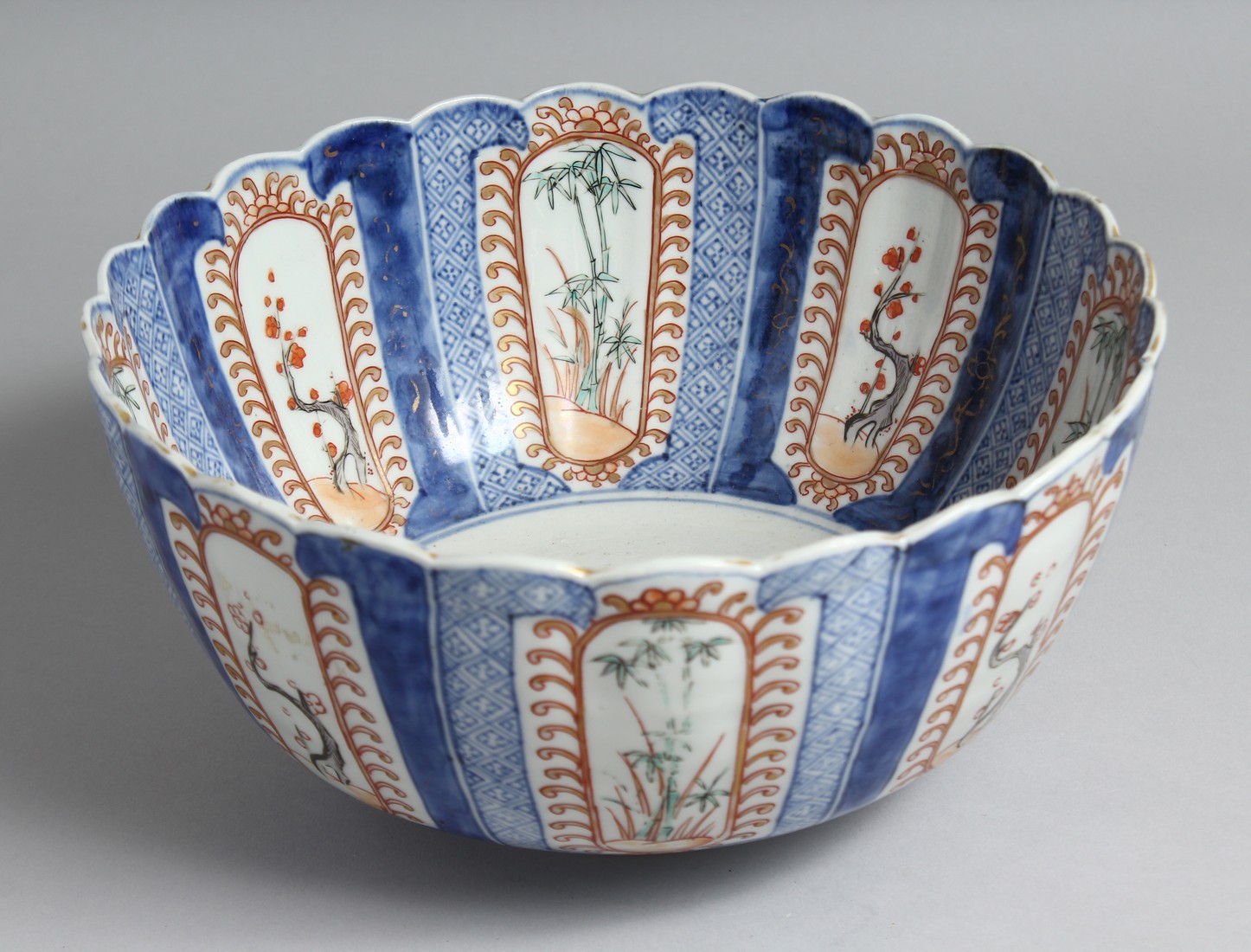 A JAPANESE IMARI PORCELAIN BLUE AND WHITE BOWL, with fluted-form, and decorated with panels of - Image 7 of 7