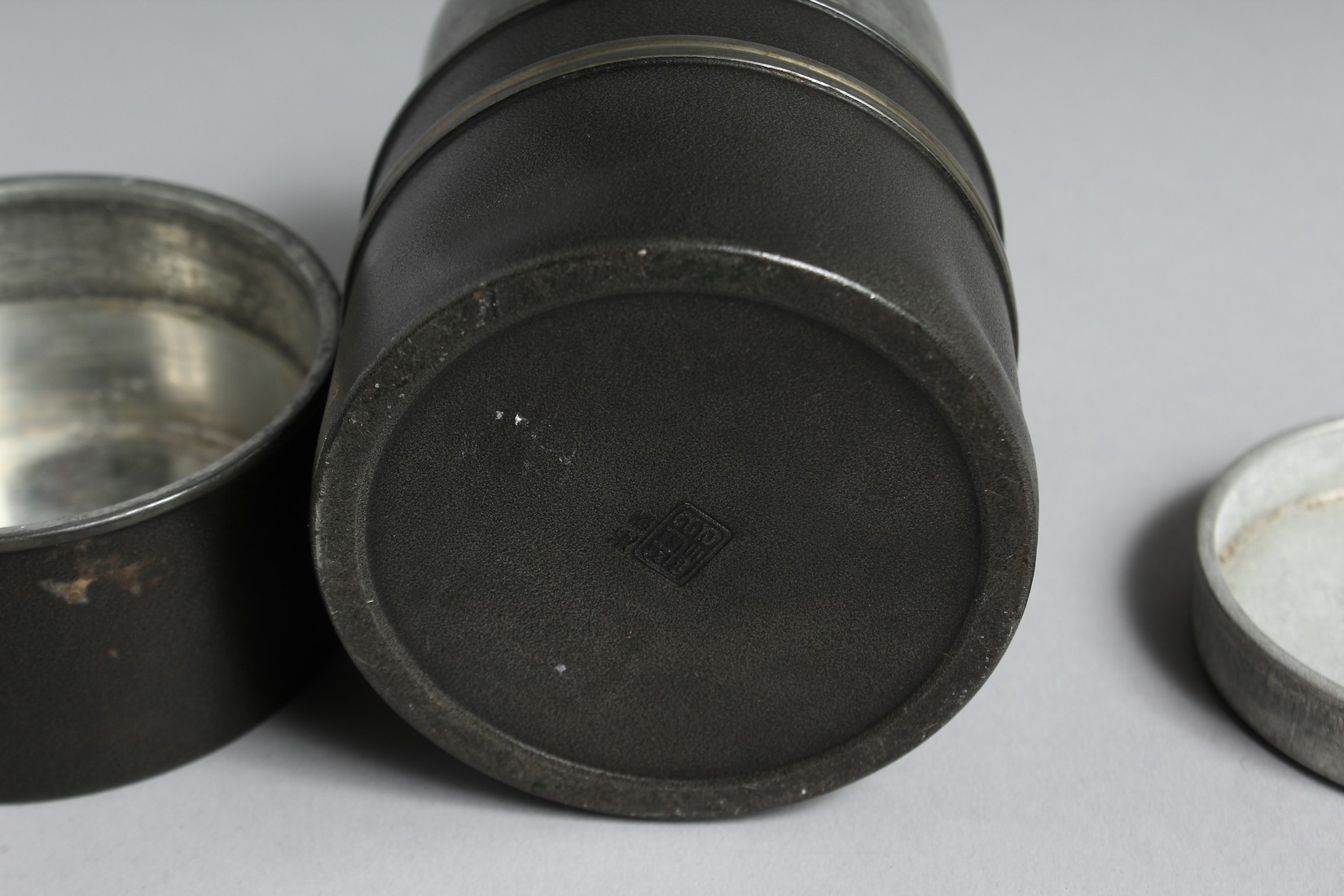 A CHINESE CYLINDRICAL METAL TEA CADDY, the base with impressed mark. 10cm high - Image 3 of 4