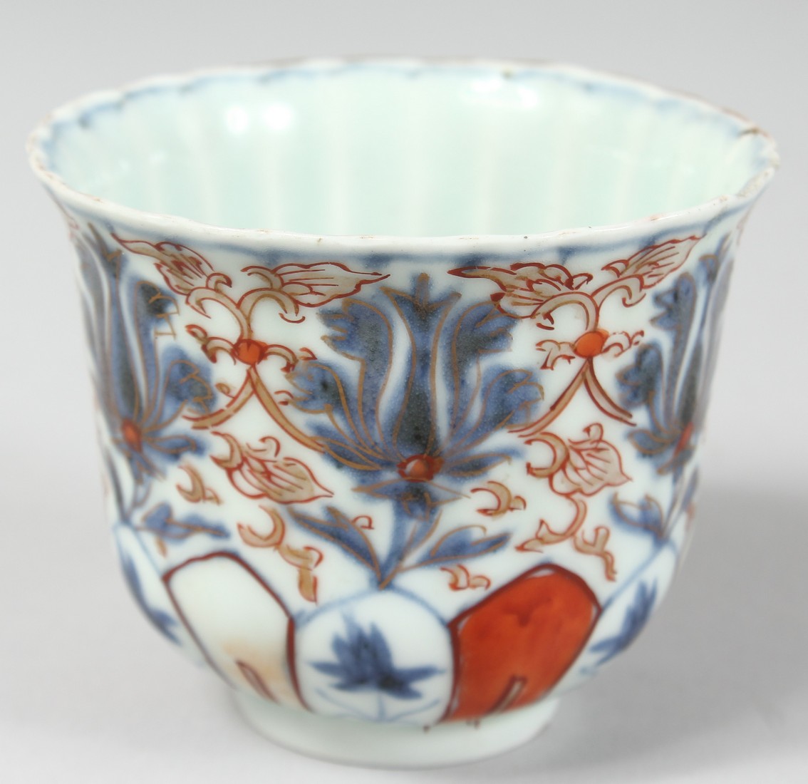 AN 18TH CENTURY JAPANESE IMARI PORCELAIN CUP, the interior of ribbed form, with floral motifs - Image 2 of 6