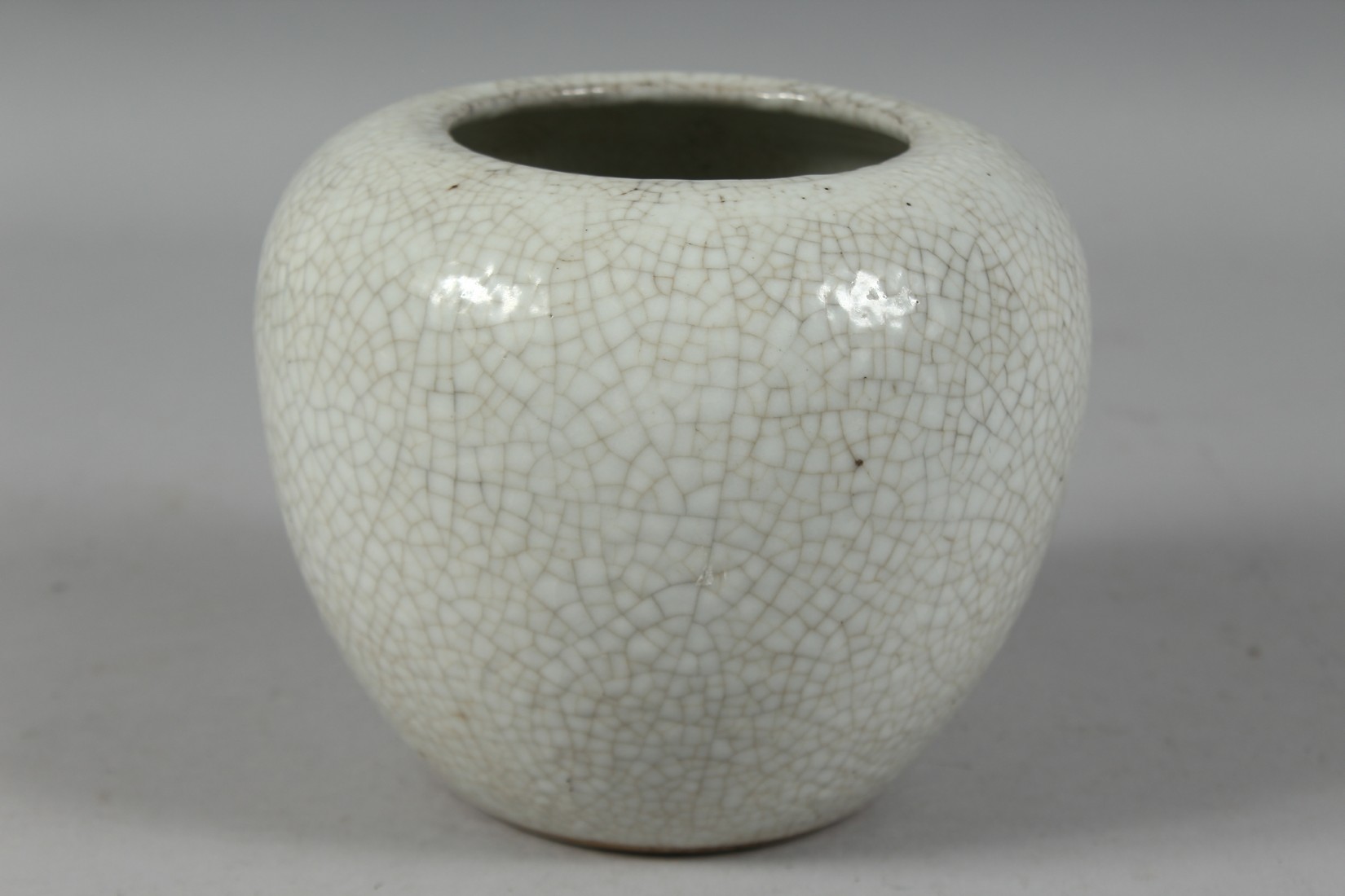 A CHINESE CRACKLE GLAZE PORCELAIN VASE. 12.5cm high - Image 4 of 6