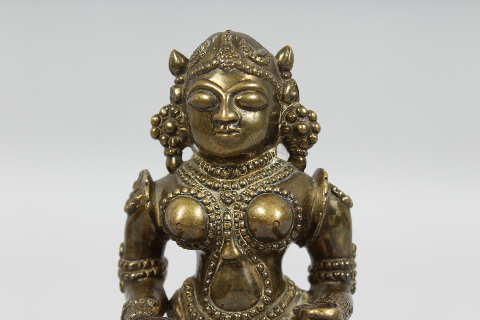 AN INDIAN BRONZE STANDING FEMALE FIGURE, 18.5cm. - Image 5 of 6