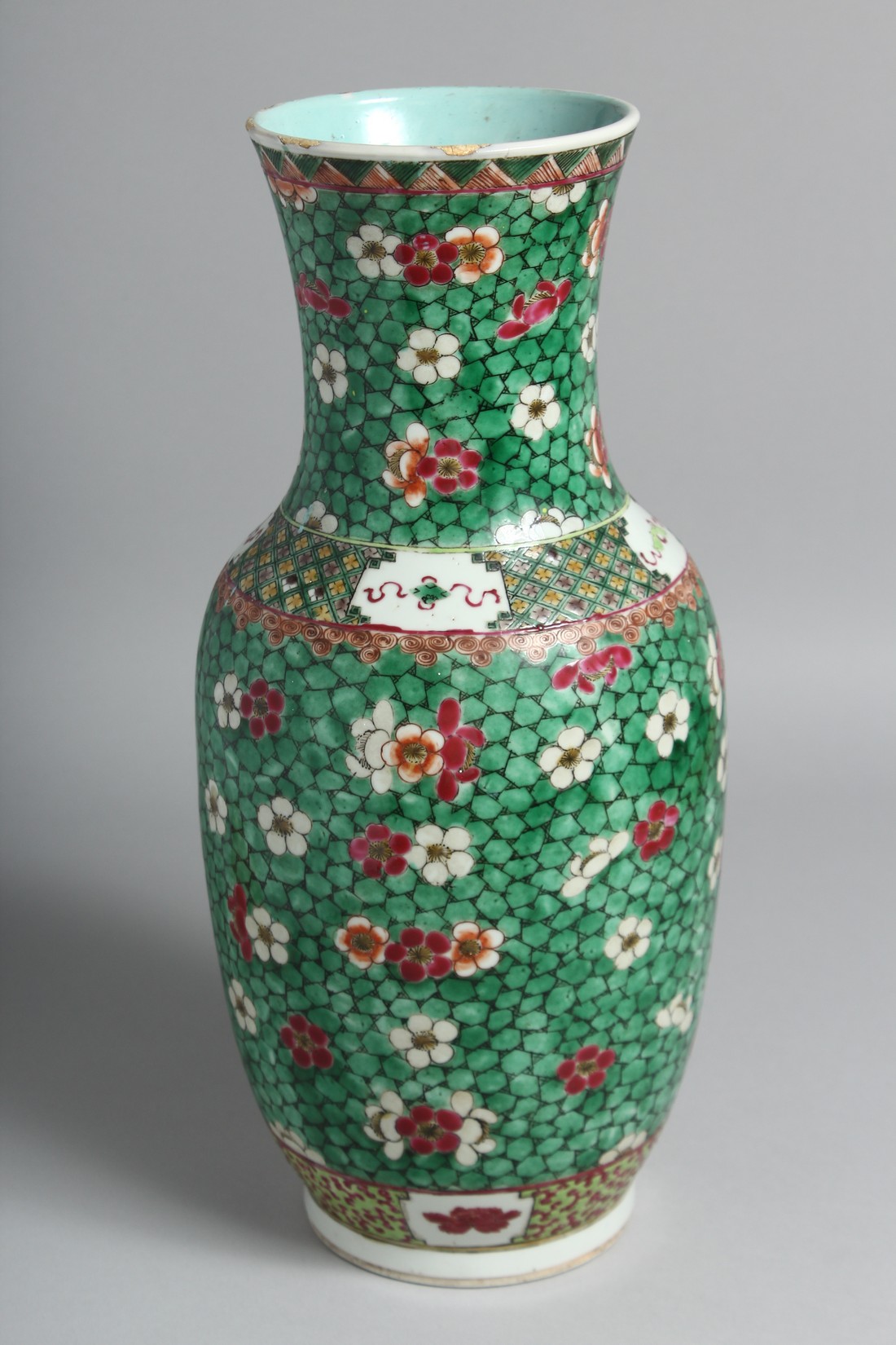 A CHINESE FAMILLE VERTE PORCELAIN VASE painted with numerous flower-heads upon a stylised pattern - Image 4 of 6