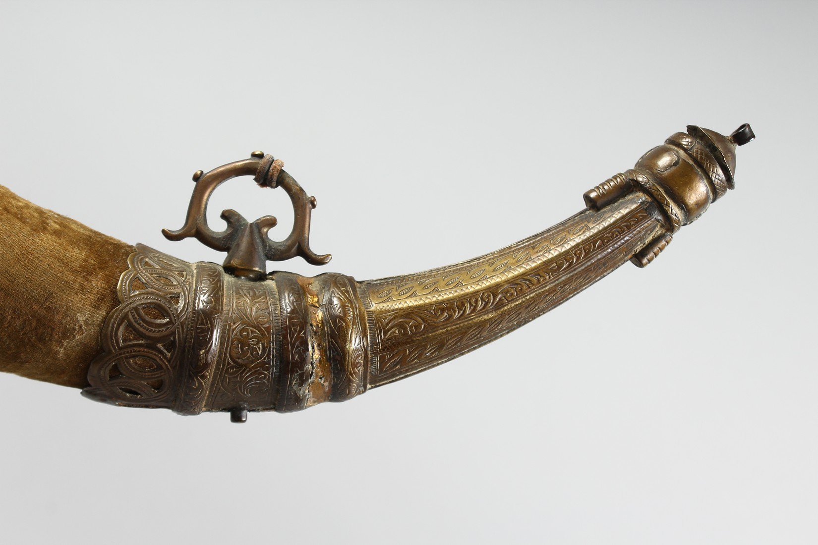 A 19TH CENTURY MOROCCAN SILVER AND BRASS MOUNTED POWDER HORN, the horn overlaid with velvet, 35cm - Image 4 of 4