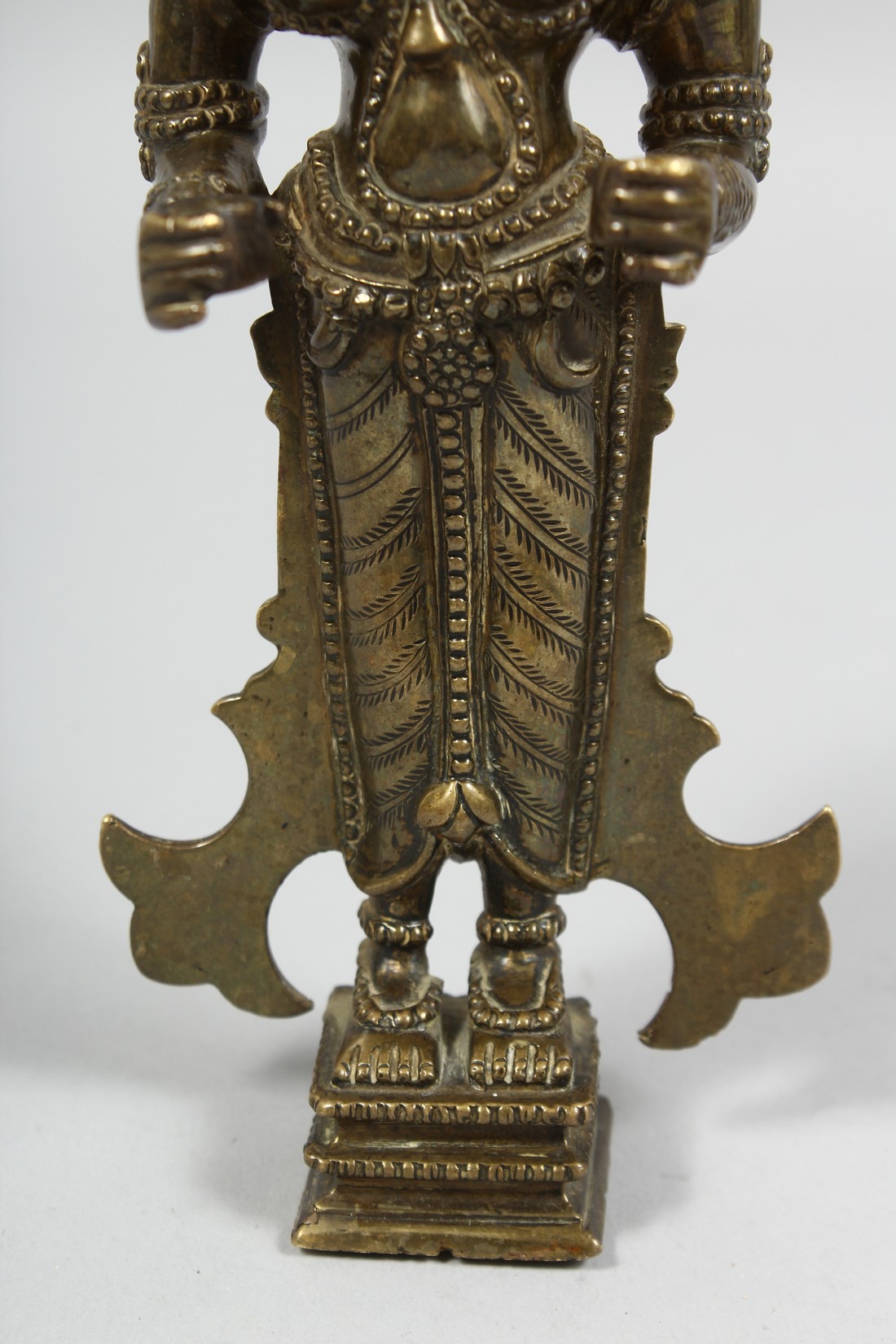 AN INDIAN BRONZE STANDING FEMALE FIGURE, 18.5cm. - Image 6 of 6