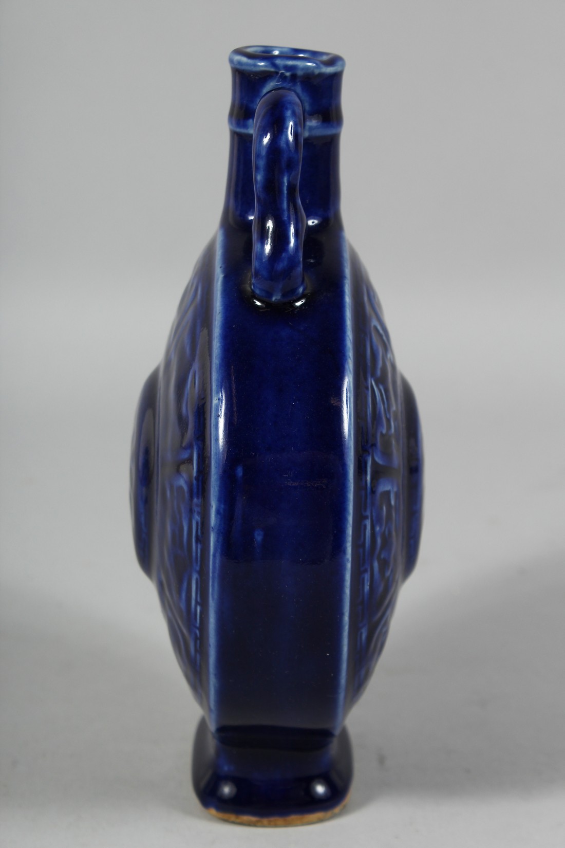 A CHINESE SACRIFICIAL BLUE GLAZE TWIN-HANDLED PORCELAIN MOON FLASK. 20.5cm high - Image 2 of 6