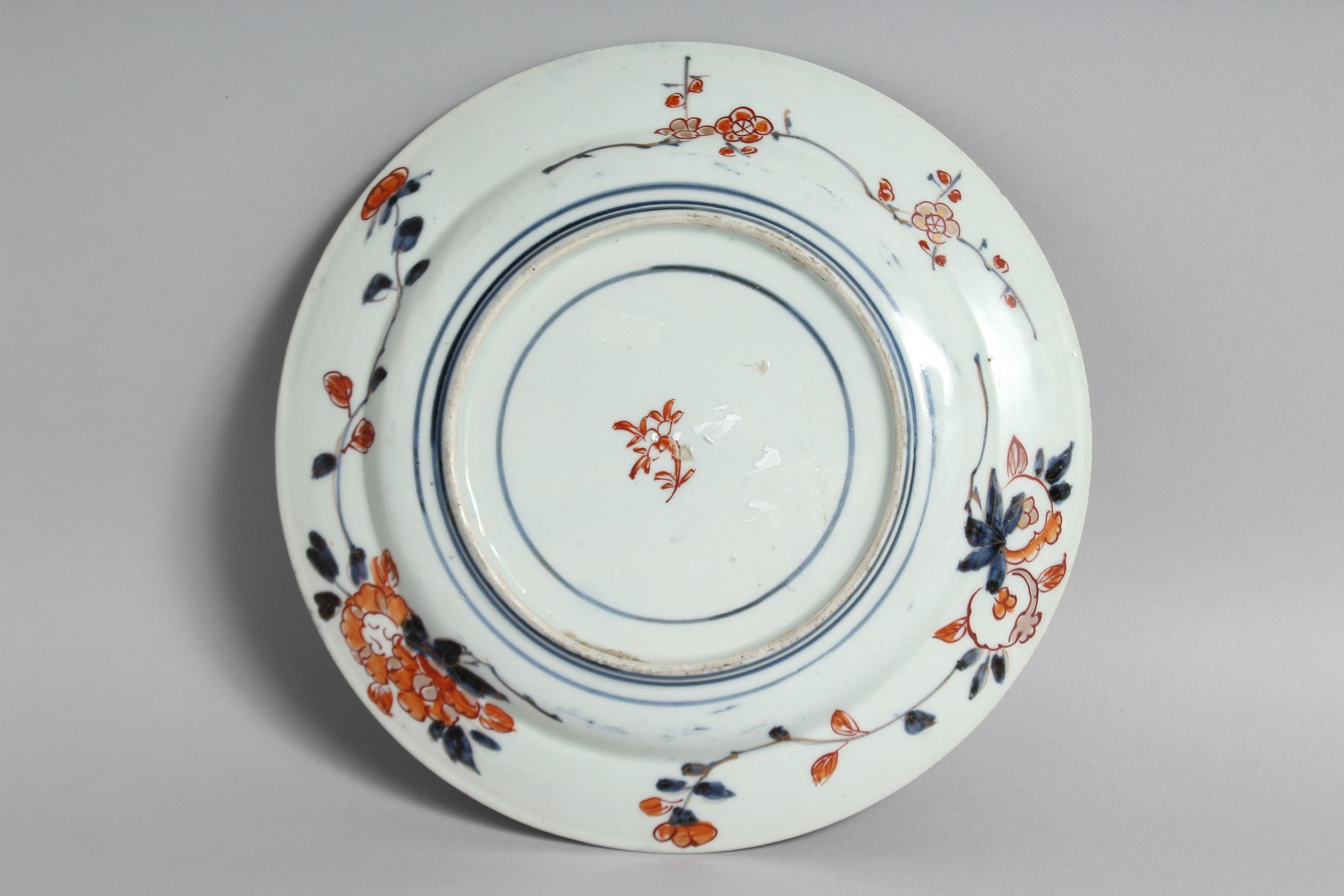 A JAPANESE IMARI PORCELAIN DISH, decorated with central jardiniere of flowers. 24cm diameter - Image 3 of 4