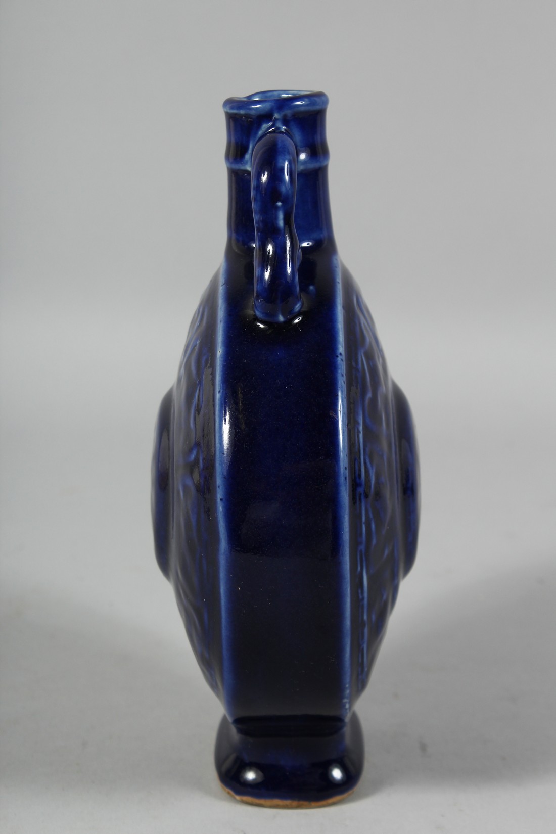 A CHINESE SACRIFICIAL BLUE GLAZE TWIN-HANDLED PORCELAIN MOON FLASK. 20.5cm high - Image 4 of 6