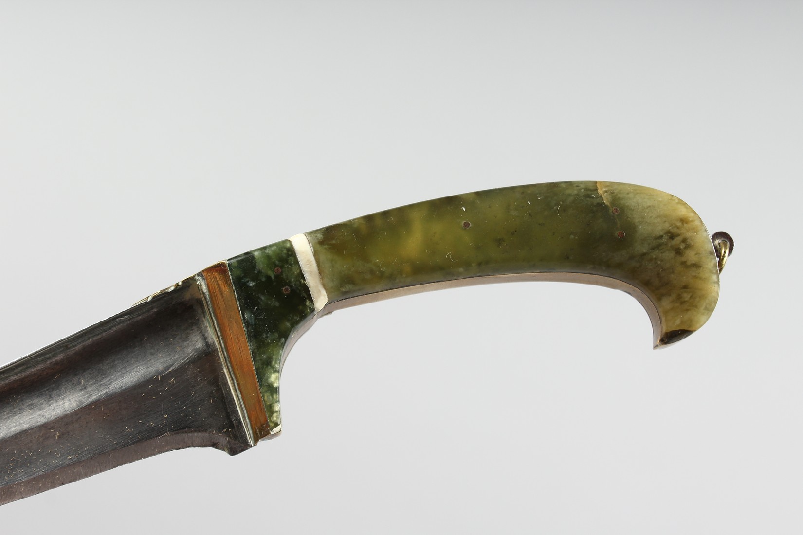 AN INDIAN JADE HANDLED DAGGER, with curving blade and wooden sheath, 35cm long overall. - Image 3 of 5