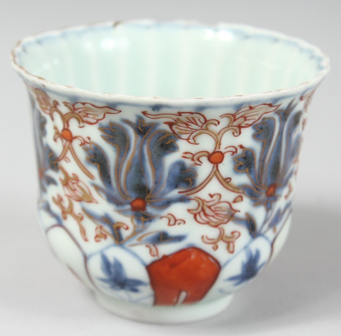 AN 18TH CENTURY JAPANESE IMARI PORCELAIN CUP, the interior of ribbed form, with floral motifs - Image 4 of 6