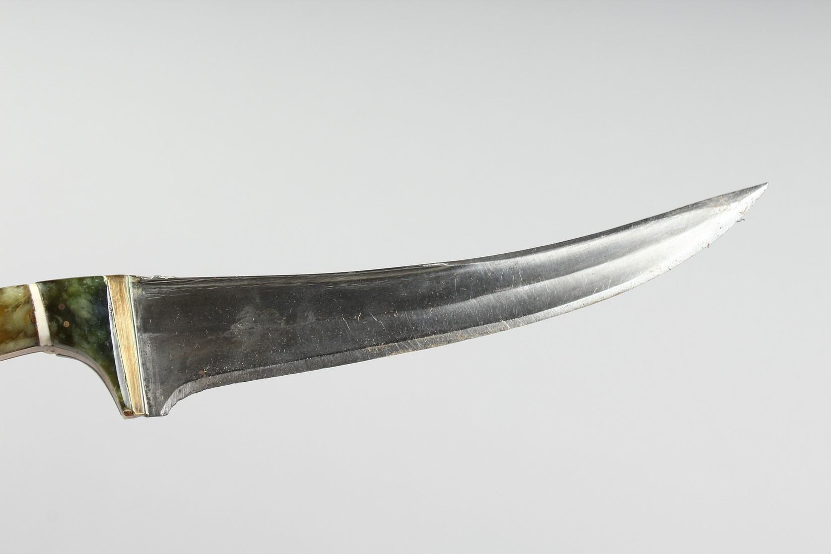 AN INDIAN JADE HANDLED DAGGER, with curving blade and wooden sheath, 35cm long overall. - Image 2 of 5