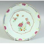 A CHINESE FAMILLE ROSE PORCELAIN PLATE, 23cm diameter.