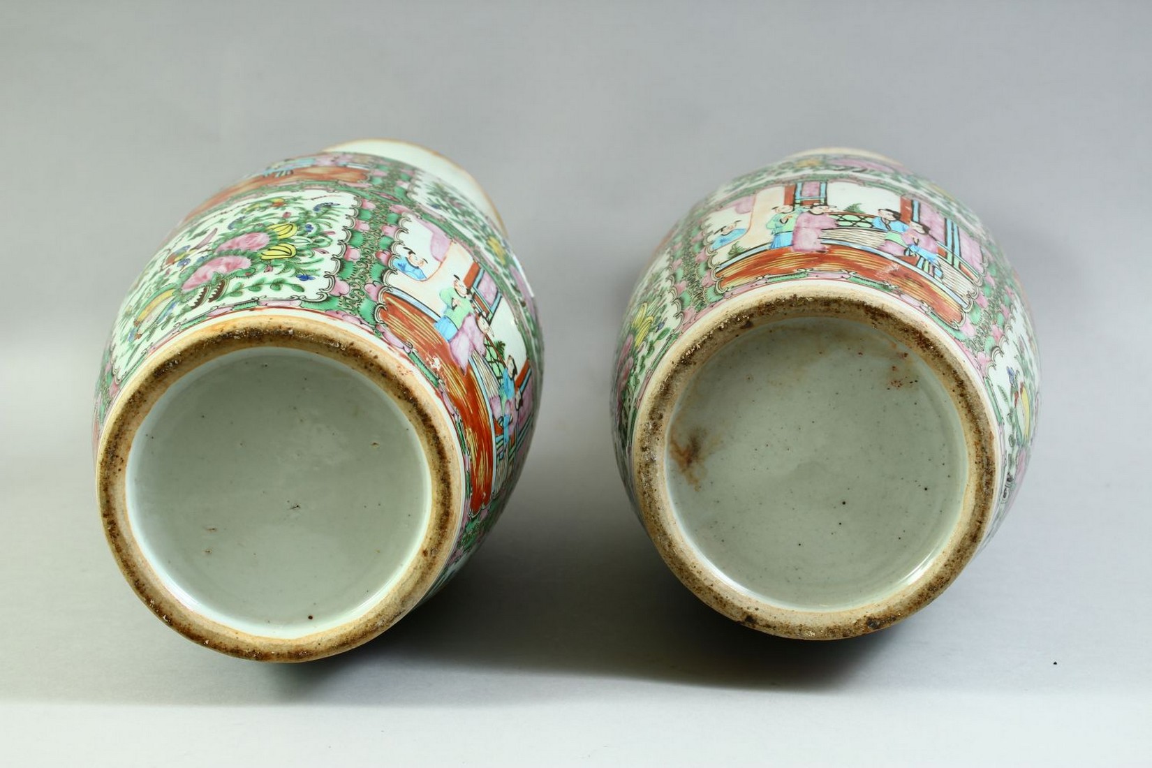 A PAIR OF CHINESE CANTON FAMILLE ROSE PORCELAIN VASES, the body of each painted with panels of - Image 7 of 7