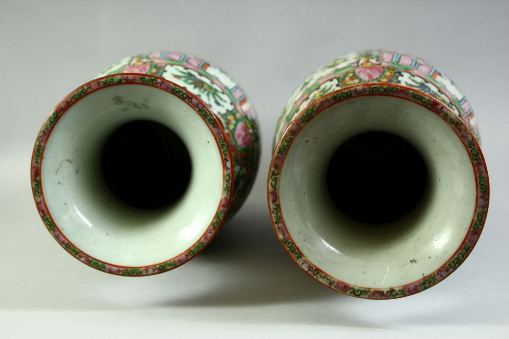 A PAIR OF CHINESE CANTON FAMILLE ROSE PORCELAIN VASES, the body of each painted with panels of - Image 6 of 7