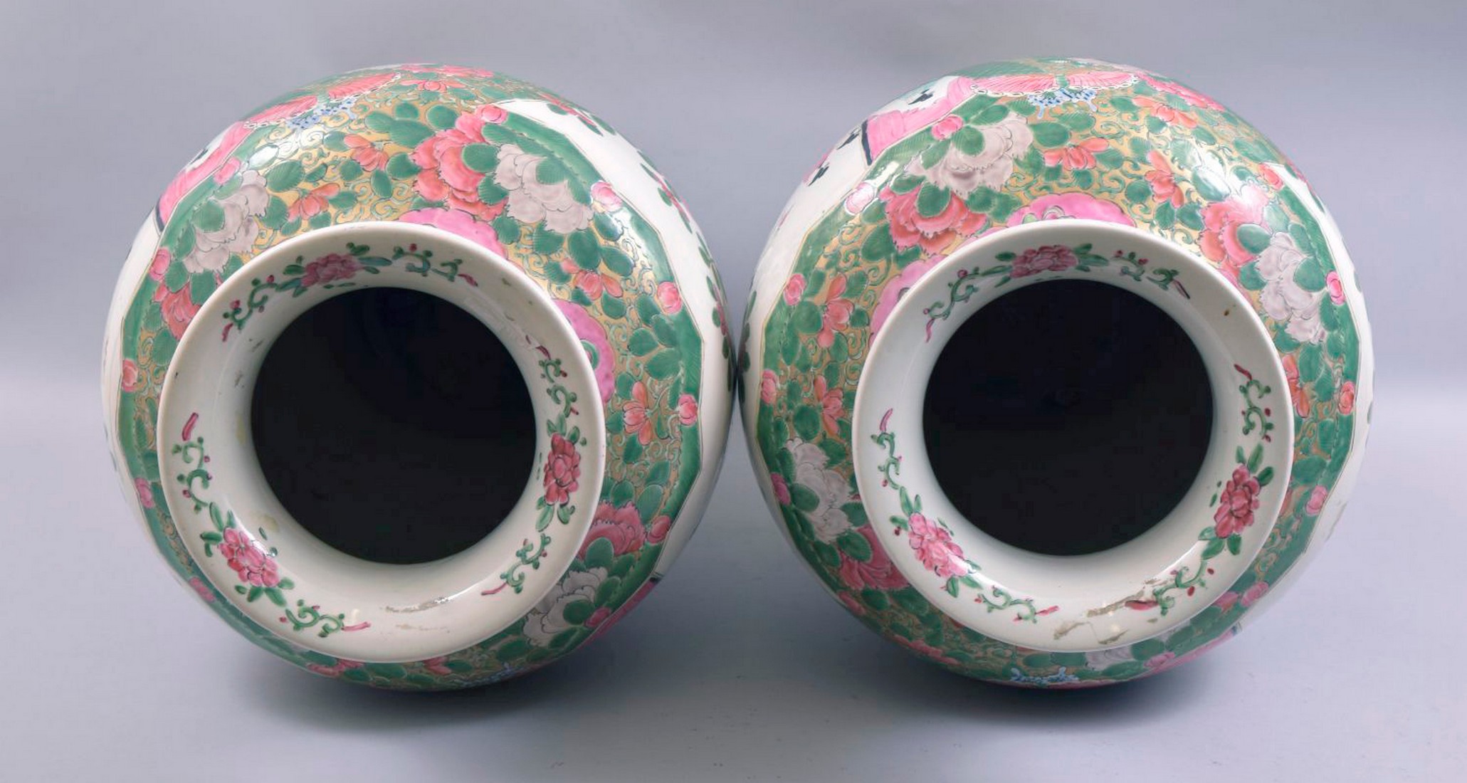 A LARGE PAIR OF CHINESE FAMILLE ROSE / VERTE PORCELAIN VASES, painted with panels of female - Image 5 of 6