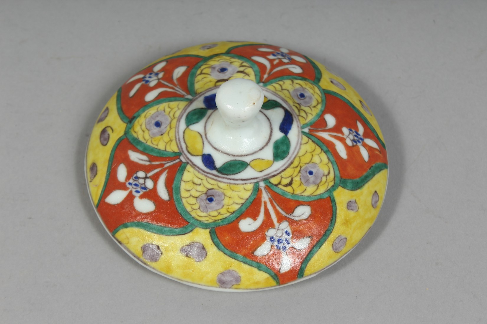 A TURKISH KUTAHYA POTTERY PEDESTAL SUGAR BOWL AND COVER, painted with various floral motifs, overall - Image 5 of 8