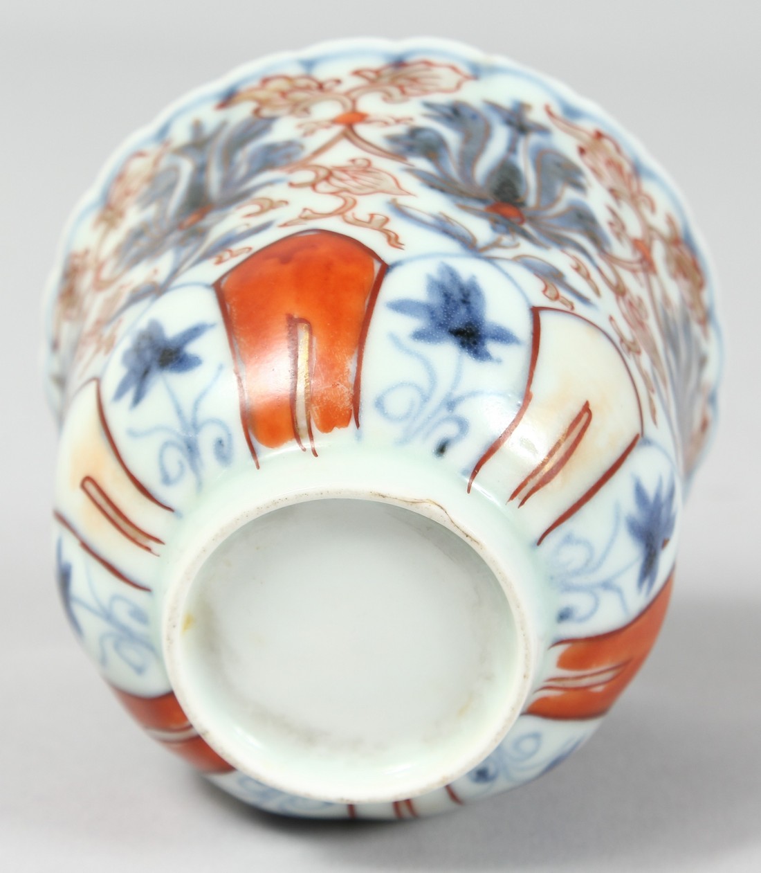 AN 18TH CENTURY JAPANESE IMARI PORCELAIN CUP, the interior of ribbed form, with floral motifs - Image 6 of 6