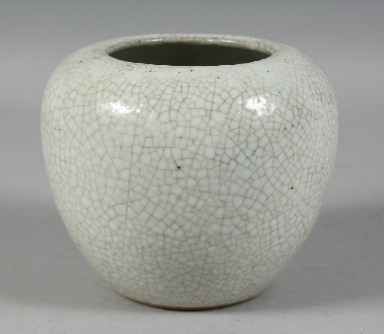 A CHINESE CRACKLE GLAZE PORCELAIN VASE. 12.5cm high