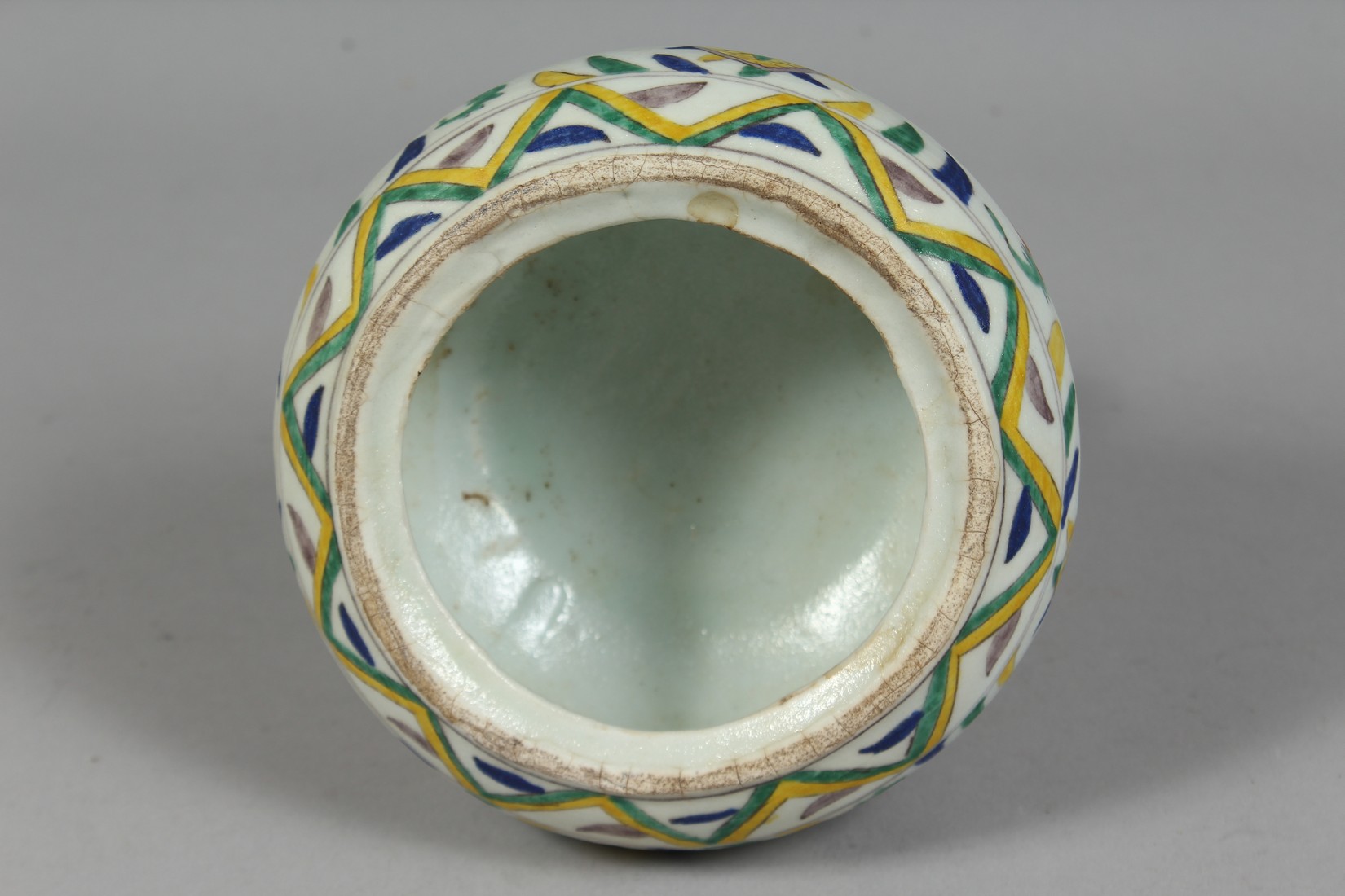 A TURKISH KUTAHYA POTTERY PEDESTAL SUGAR BOWL AND COVER, painted with various floral motifs, overall - Image 7 of 8