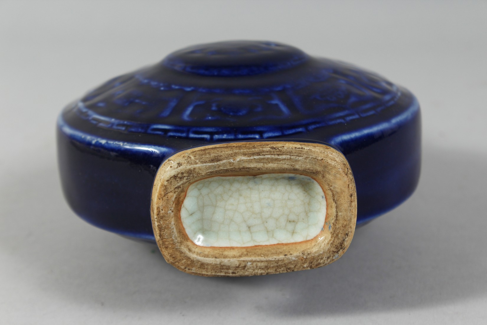 A CHINESE SACRIFICIAL BLUE GLAZE TWIN-HANDLED PORCELAIN MOON FLASK. 20.5cm high - Image 6 of 6