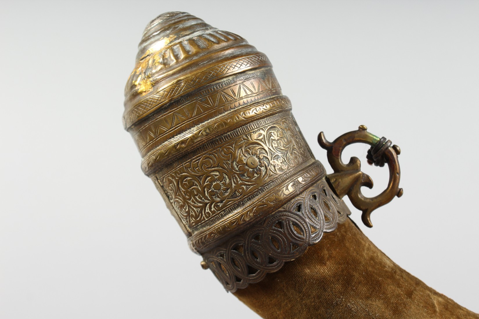 A 19TH CENTURY MOROCCAN SILVER AND BRASS MOUNTED POWDER HORN, the horn overlaid with velvet, 35cm - Image 3 of 4