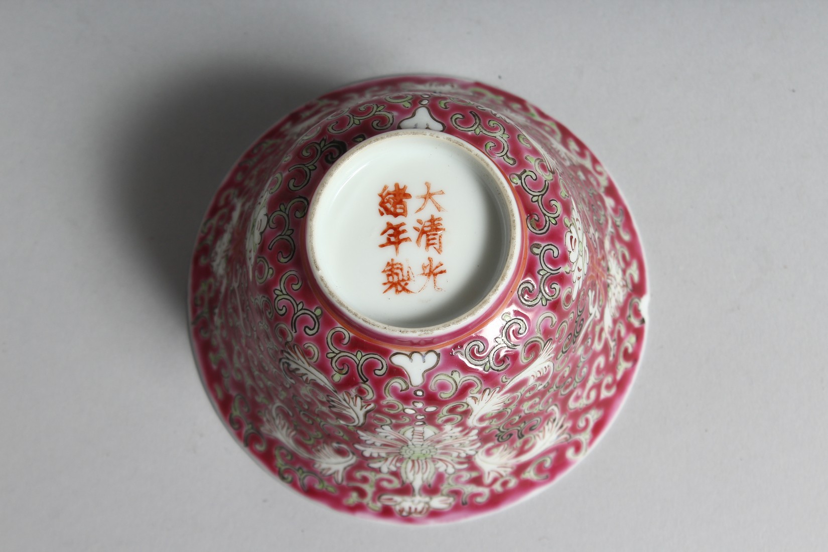 A CHINESE PINK GROUND PORCELAIN ENAMELLED BOWL with stylised floral motifs and vine, the base with - Image 6 of 6