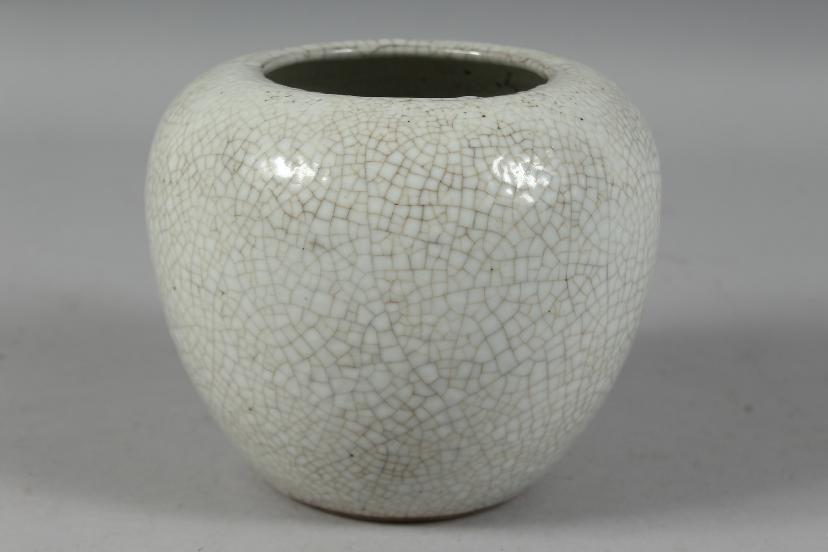 A CHINESE CRACKLE GLAZE PORCELAIN VASE. 12.5cm high - Image 3 of 6