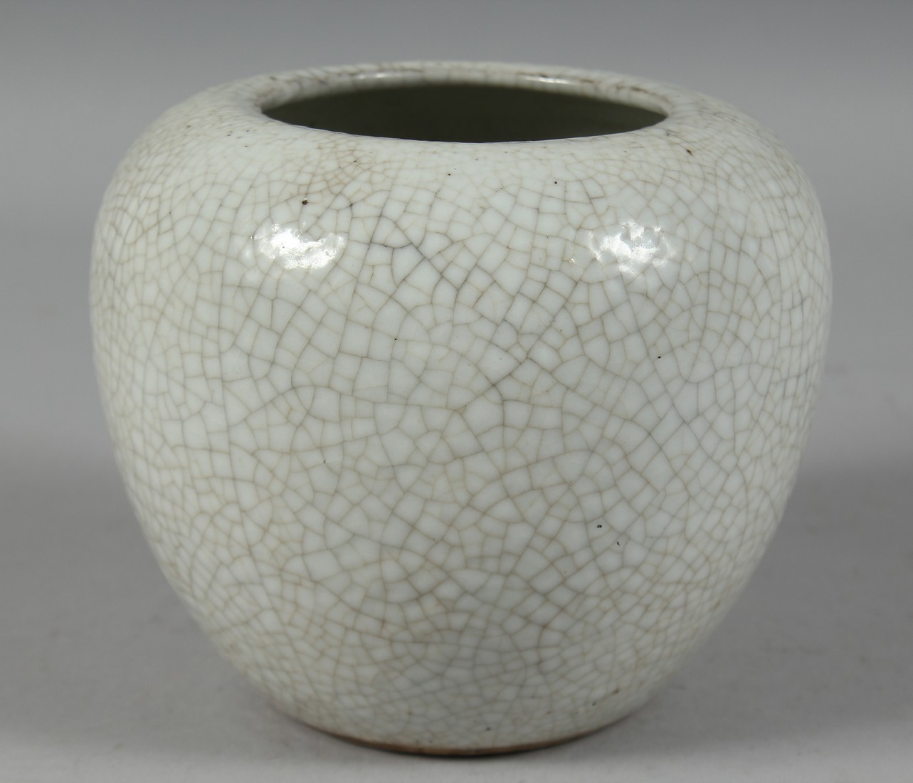 A CHINESE CRACKLE GLAZE PORCELAIN VASE. 12.5cm high - Image 2 of 6