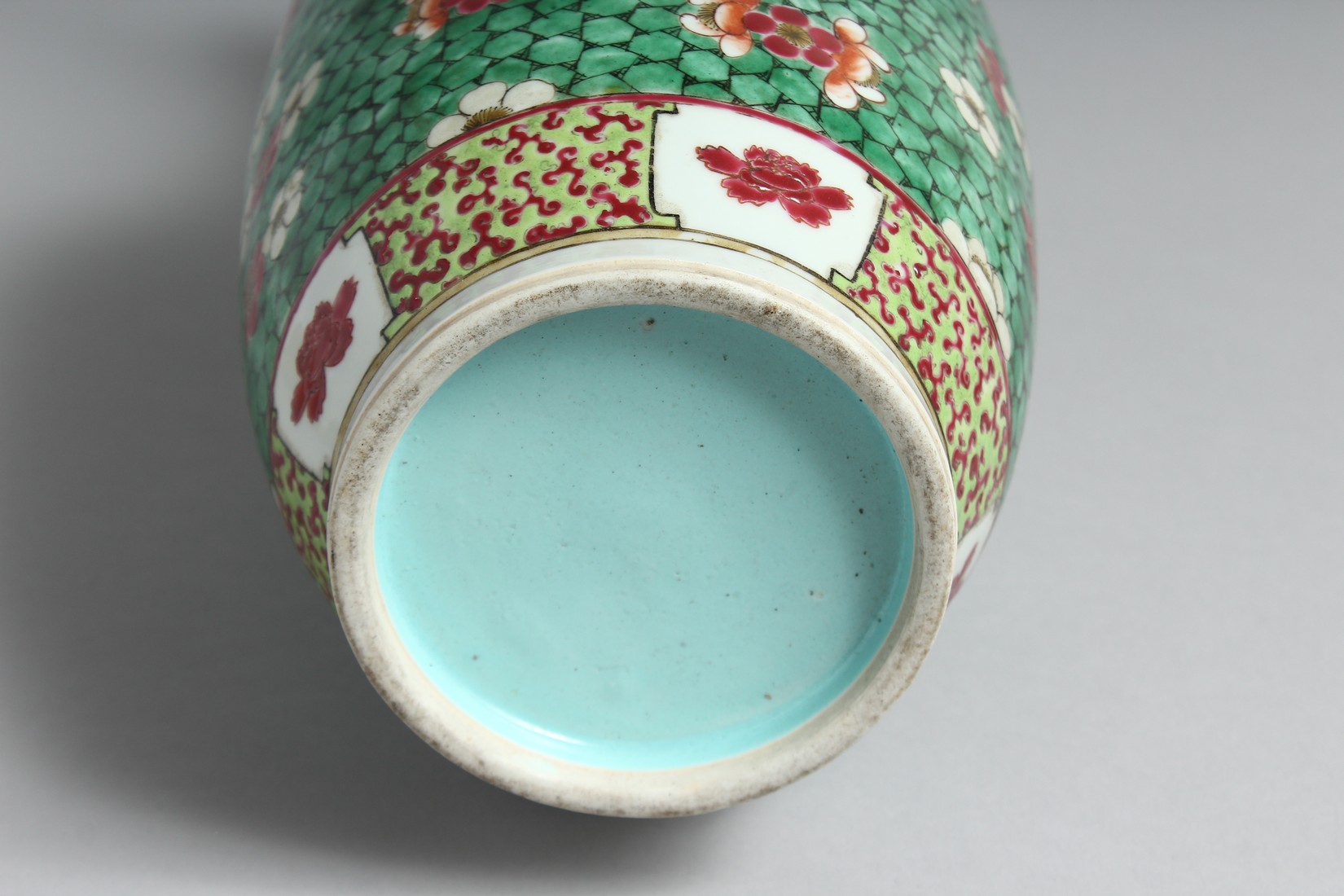 A CHINESE FAMILLE VERTE PORCELAIN VASE painted with numerous flower-heads upon a stylised pattern - Image 6 of 6