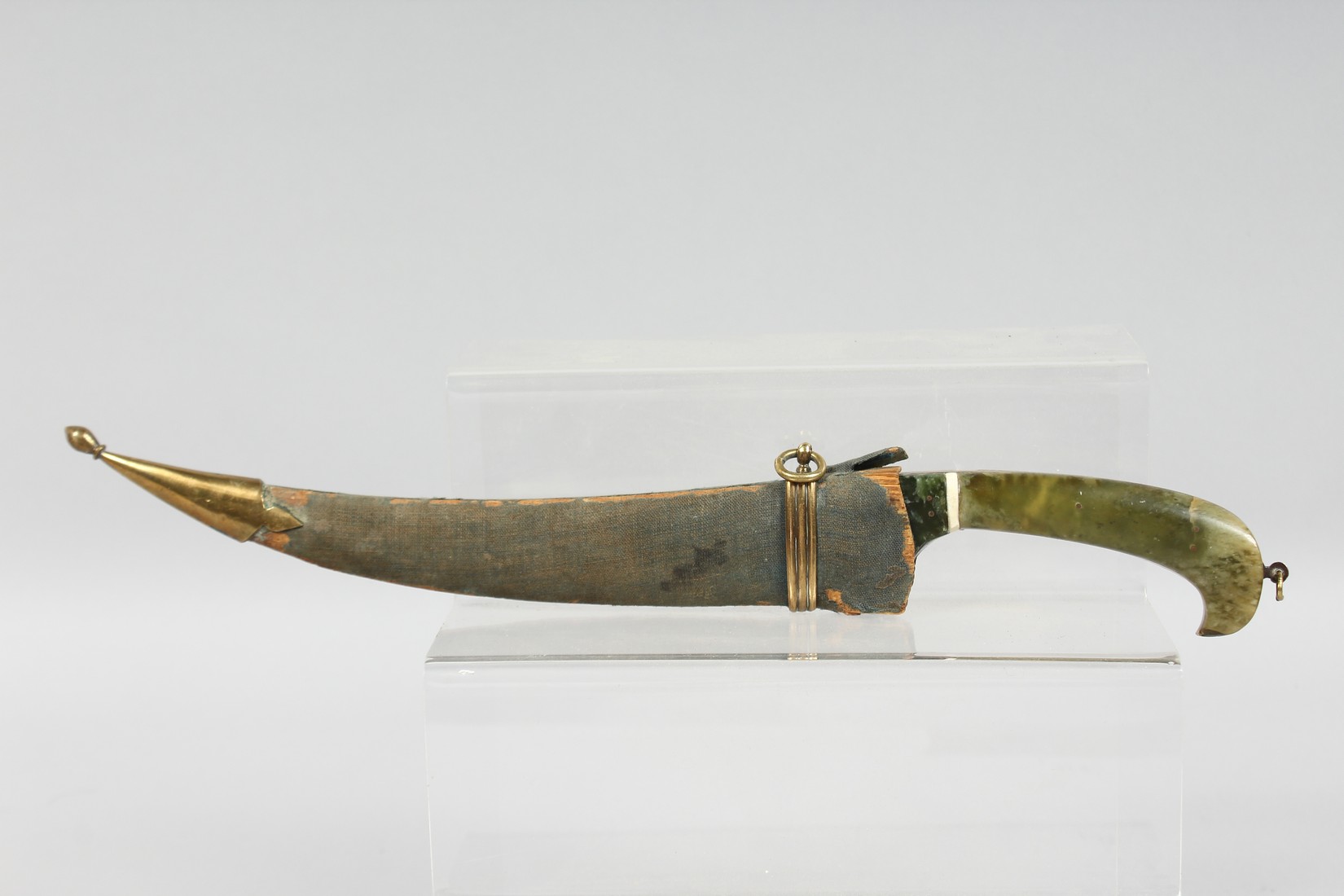 AN INDIAN JADE HANDLED DAGGER, with curving blade and wooden sheath, 35cm long overall. - Image 5 of 5