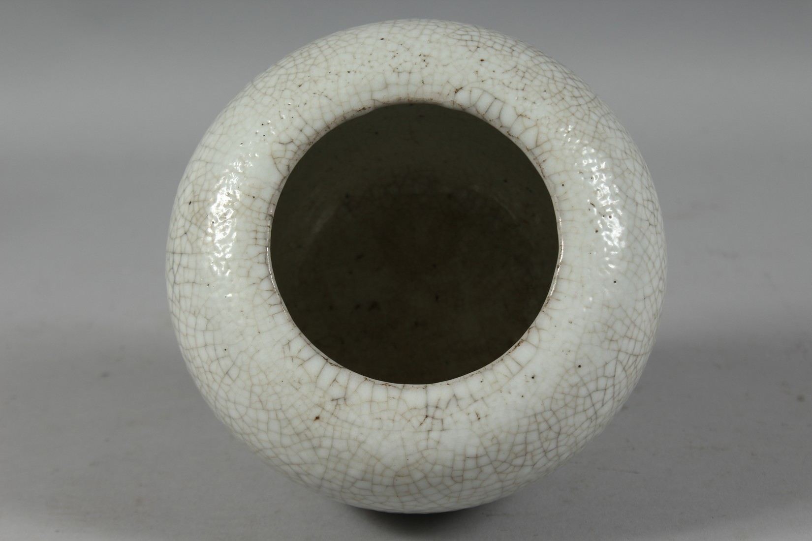 A CHINESE CRACKLE GLAZE PORCELAIN VASE. 12.5cm high - Image 5 of 6