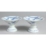 A SMALL PAIR OF JAPANESE HIRADO BLUE AND WHITE PORCELAIN PEDESTAL DISHES. 10cm diameter