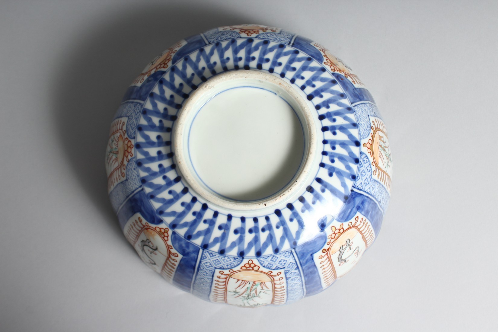 A JAPANESE IMARI PORCELAIN BLUE AND WHITE BOWL, with fluted-form, and decorated with panels of - Image 6 of 7