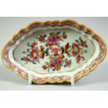 A CHINESE FAMILLE ROSE PORCELAIN SPOON DISH, 12.5cm x 7.5cm.