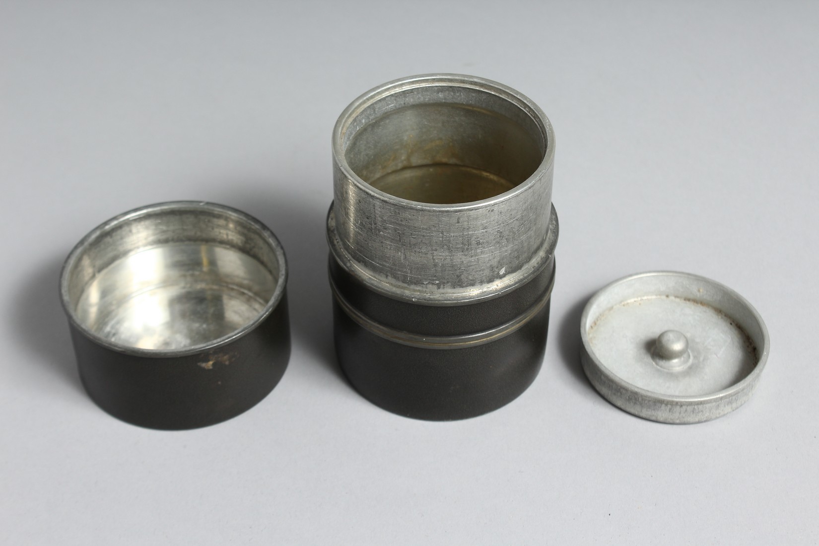 A CHINESE CYLINDRICAL METAL TEA CADDY, the base with impressed mark. 10cm high - Image 2 of 4