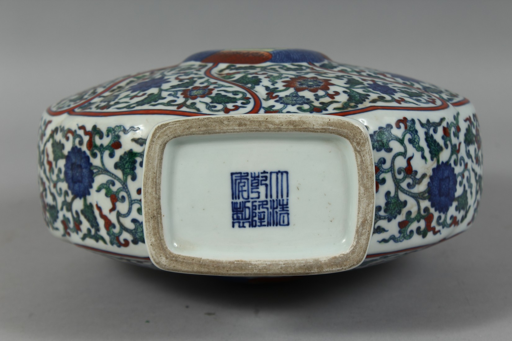 A LARGE CHINESE DOUCAI TWIN-HANDLED PORCELAIN MOON FLASK decorated all over with flowerhead and vine - Image 6 of 7