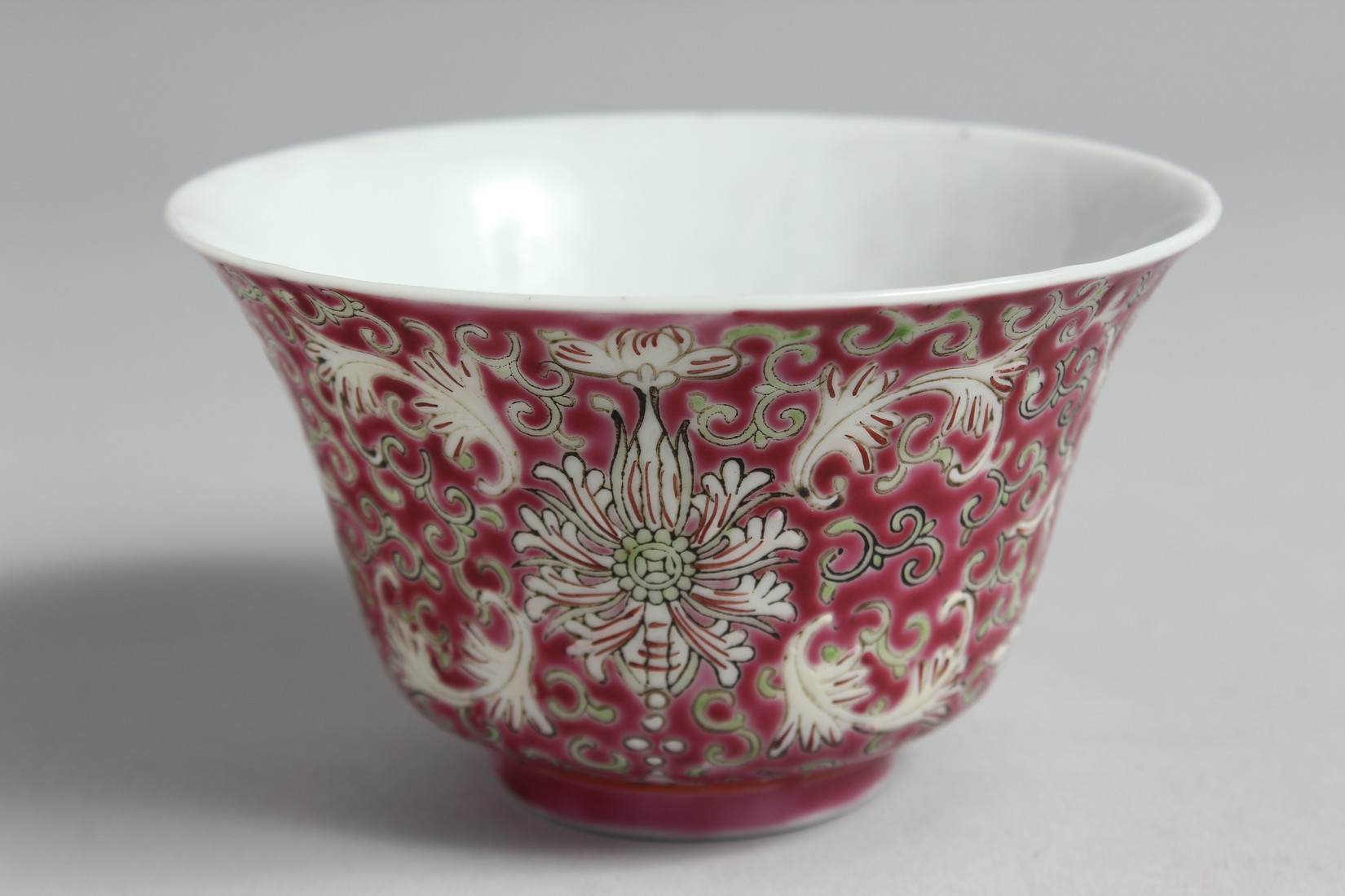 A CHINESE PINK GROUND PORCELAIN ENAMELLED BOWL with stylised floral motifs and vine, the base with - Image 4 of 6