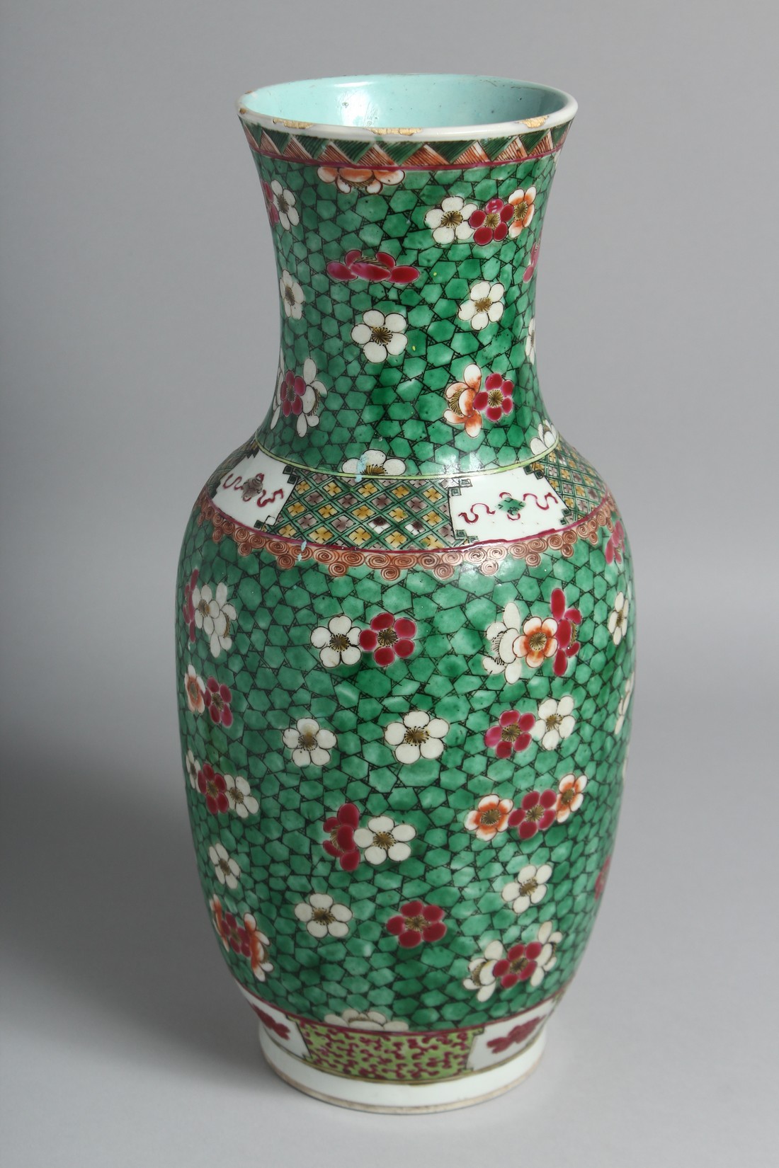 A CHINESE FAMILLE VERTE PORCELAIN VASE painted with numerous flower-heads upon a stylised pattern