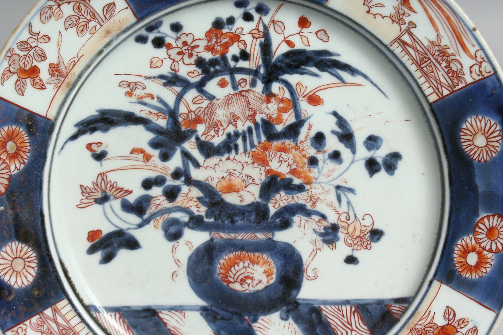 A JAPANESE IMARI PORCELAIN DISH, decorated with central jardiniere of flowers. 24cm diameter - Image 2 of 4