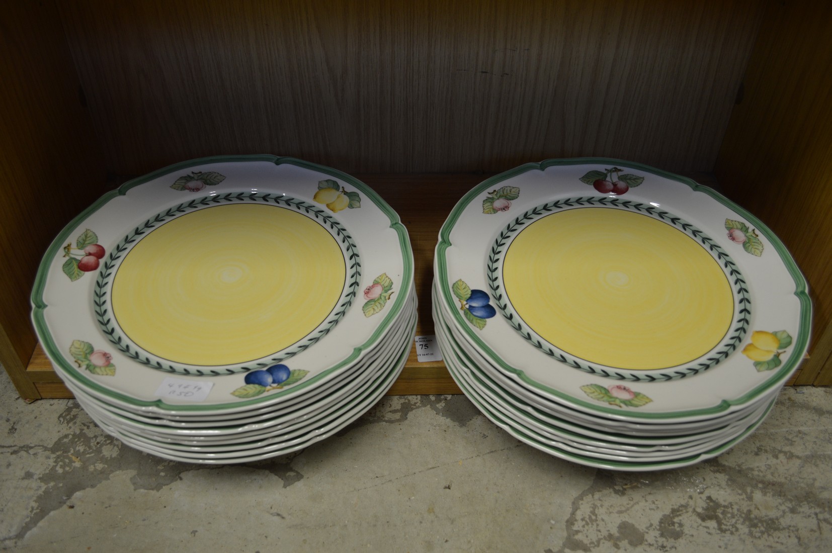Eighteen large Villeroy & Boch French Garden Fleurence dinner plates.