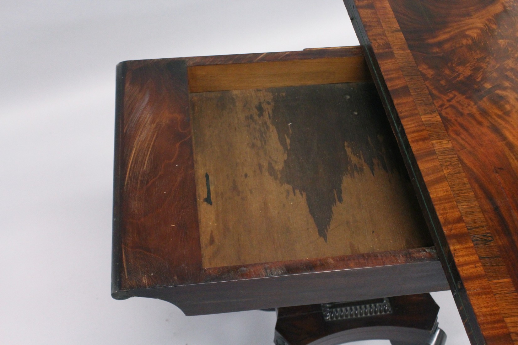 A REGENCY MAHOGANY CARD TABLE with cross band top and green baize interior, on a centre column - Image 5 of 8