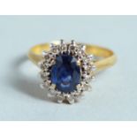 A GOOD 18CT GOLD SAPPHIRE AND DIAMOND CLUSTER RING.