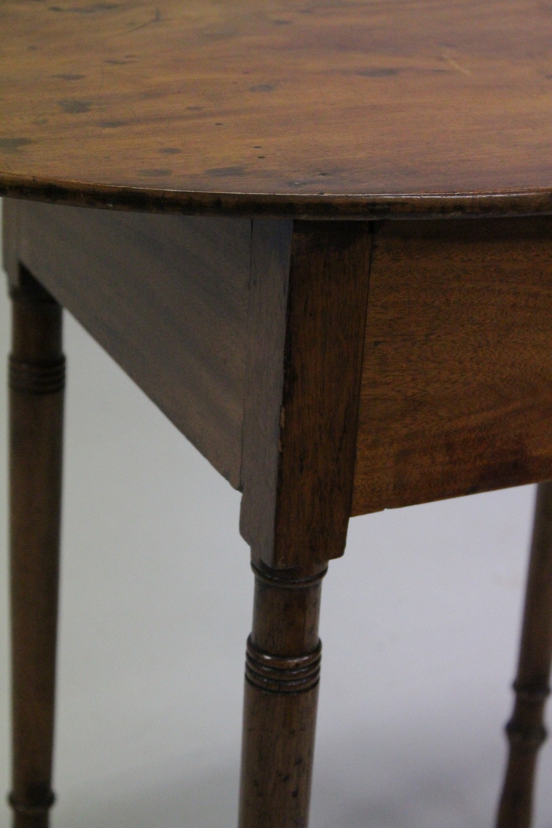A 19TH CENTURY IRISH YEW WOOD OVAL TABLE sold by HODGES & SON, DUBLIN with plain oval top, single - Image 5 of 5
